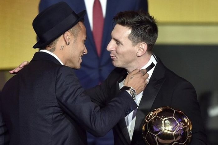 Neymar (kiri) menyampaikan ucapan selamat kepada Lionel Messi yang berhasil meraih gelar FIFA Ballon d'Or 2015 di Zurich, Swiss, Senin (11/1/2016) atau Selasa dini hari WIB. 