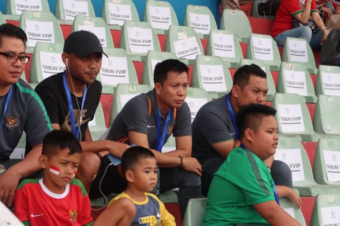 Saddil Ramdani bersama ofisial timnas U-19 Indonesia berada di tribune VVIP Stadion Gelora Delta Sidoarjo, Sabtu (14/7/2018), menyaksikan laga Indonesia kontra Thailand.