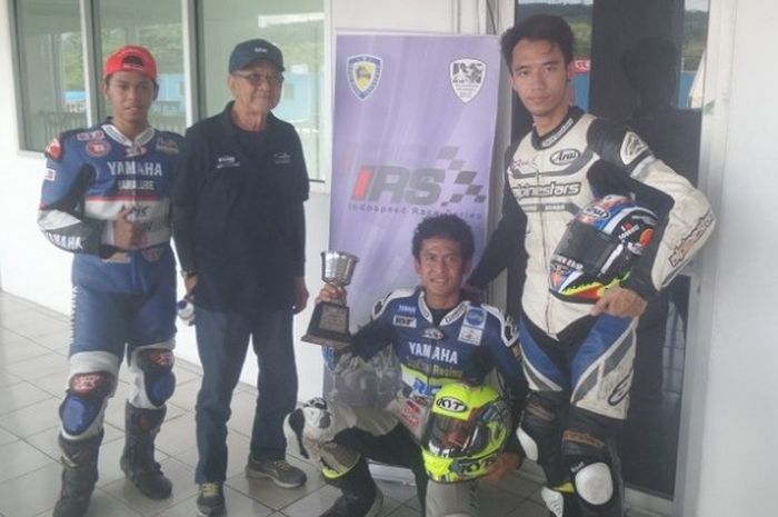 Pebalap Yamaha IRC KYT Crimpie Syafina Racing Team, Rafid Topan Sucipto (duduk), memenangi balapan kedua kelas Sport 250cc seri pertama Indospeed Race Series (IRS) 2017 di Sirkuit Sentul, Kabupaten Bogor, Minggu (19/3/2017).