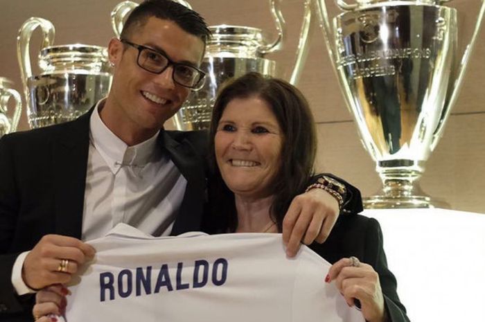 Cristiano Ronaldo bersama sang ibu, Maria Dolores dos Santos