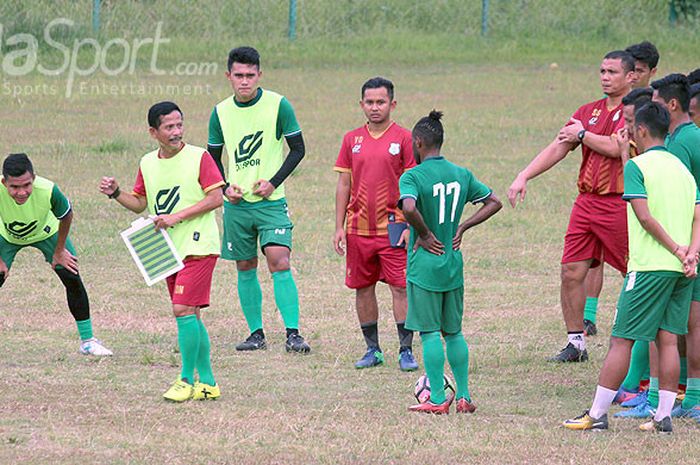 Pelatih PSMS Medan, Djadjang Nurdjaman, saat memimpin latihan di Stadion Kebun Bunga, Medan.