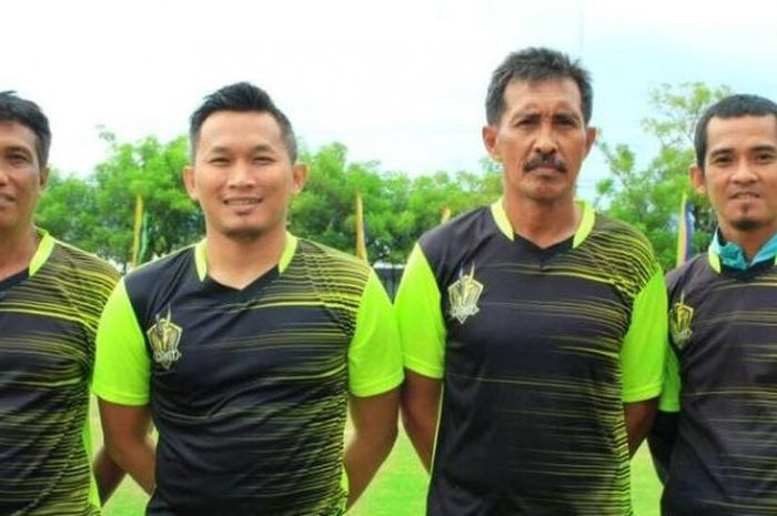 Pelatih Celebest FC, Rudy Eka Priyambada (dua dari kiri) bersama staf kepelatihan skuat Tanduk Anoa. 