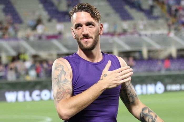 Gonzalo Rodriguez (Fiorentina) memberi hormat kepada suporter untuk pertandingan terakhirnya bersama La Viola setelah meladeni Pescara di Stadion Artemio Franchi, Florence, 28 Mei 2017.