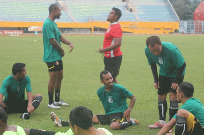 Pemain Sriwijaya FC  Palembang menggelar latihan di stadion Gelora Sriwijaya Jakabaring Palembang, untuk menghadapi kompetisi Liga 1 Gojek Traveloka 17 April 2017,