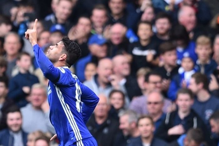 Penyerang Chelsea, Diego Costa, merayakan golnya seusai membobol gawang Leicester City pada pertandingan lanjutan Premier League di Stamford Bridge, Sabtu (15/10/2016).