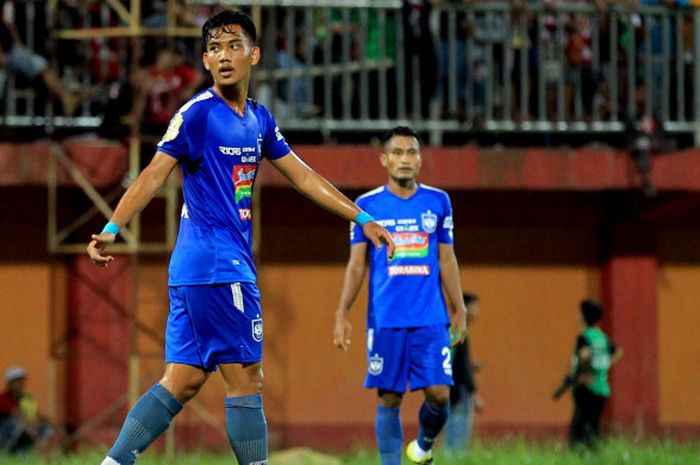 Pemain PSIS Semarang, Tegar Infantri, saat menghadapi Madura United dalam laga uji coba di Stadion Gelora Ratu Pamelingan, Pamekasan, Madura, Minggu (11/3/2018).