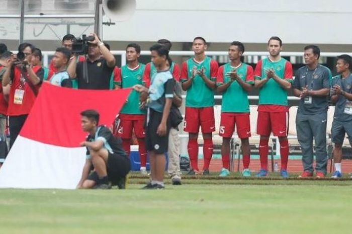 Penyerang Ezra Walian (empat dari kanan) sebelum dimainkan kala Indonesia menjamu Myanmar pada uji coba internasional di Stadion Pakansari, Selasa (21/3/2017).