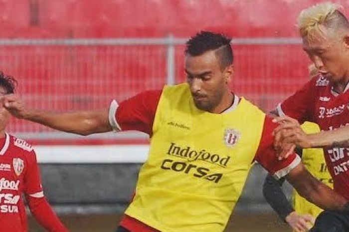 Playmaker Bali United, Marcos Flores (tengah) mencoba lepas dari penjagaan bek Anh Byung Keon pada sesi latihan di lapangan Tri Sakti, Legian, Sabtu (21/1/2017) pagi.