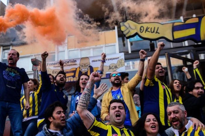 Suporter Fenerbahce menyalakan flare dan melakukan koreografi dalam partai Liga Turki kontra Galatasaray di TT Arena Stadium, Istanbul, 23 April 2017.