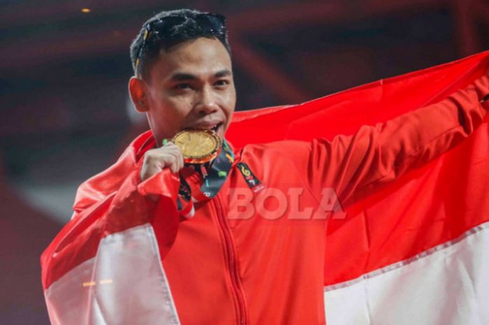 Selebrasi lifter Indonesia, Eko Yuli Irawan, saat berhasil meraih medali emas pada cabor Angkat Besi