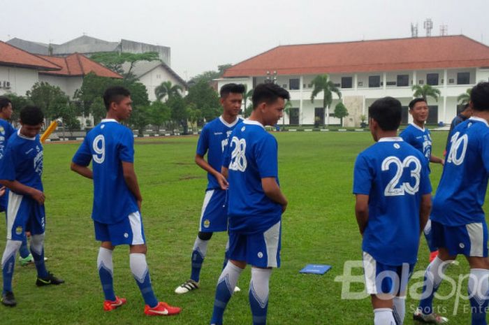 Tujuh pemain Persib U-19 saat berlatih bersama dengan skuat Maung Bandung di Lapangan Sesko AD, Kota Bandung, Jumat (15/12/2017).