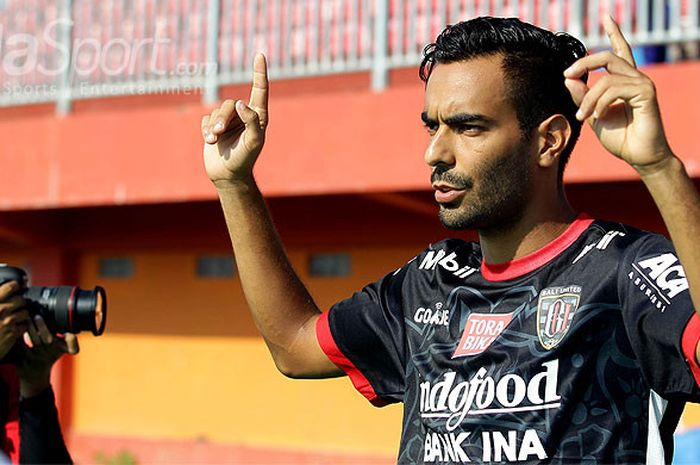 Gelandang Bali United, Marcos Flores, memasuki lapangan menjelang melawan Madura United pada laga Liga 1 di Stadion Ratu Pamellingan Pamekasan, Jawa Timur, Minggu (16/04/2017) sore.