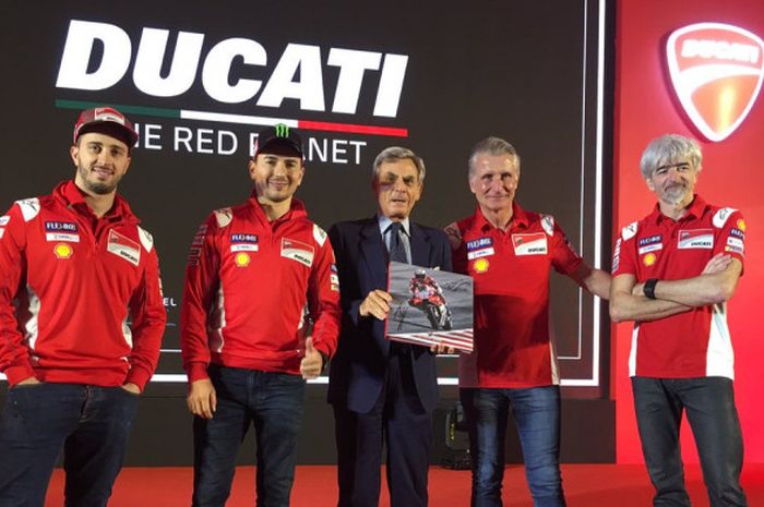  Andrea Dovizioso dan Jorge Lorenzo bersama para petinggi Ducati. 