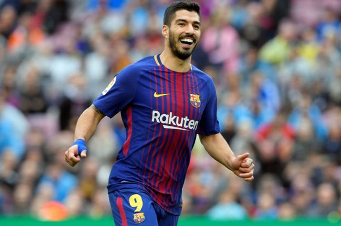 Luis Suarez melakukan selebrasi setelah mencetak gol ke gawang Valencia pada laga lanjutan Liga Spanyol di Stadion Camp Nou, Sabtu (14/4/2018) malam WIB.