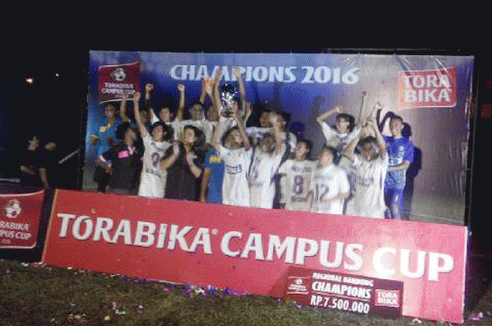 Tim Universitas Galuh bersuka cita seusai mengalahkan Uninus di final Torabika Kampus Cup, di lapangan Unpad, Jatinangor, Sumedang, Kamis (20/10/2016) malam. 