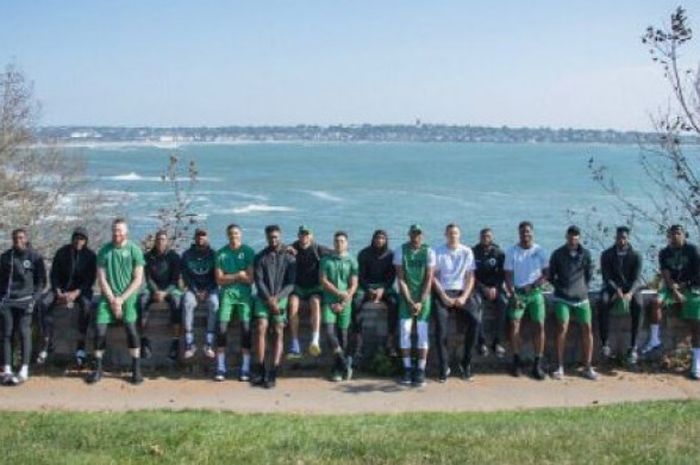 Pemain Boston Celtics berfoto dengan latar belakang lautan.
