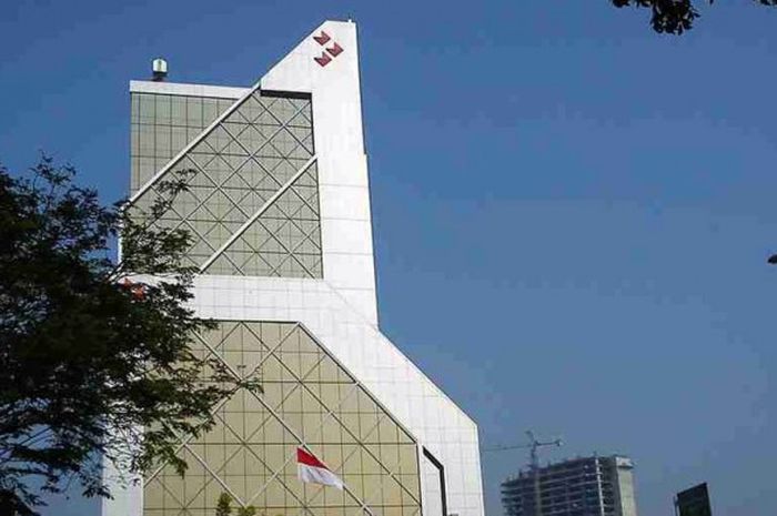 Bank Riau Kepri menempati gedung setinggi 15 lantai yang dinamakan Menara Dang Merdu yang berada di jantung kota Pekanbaru, Kota Riau.