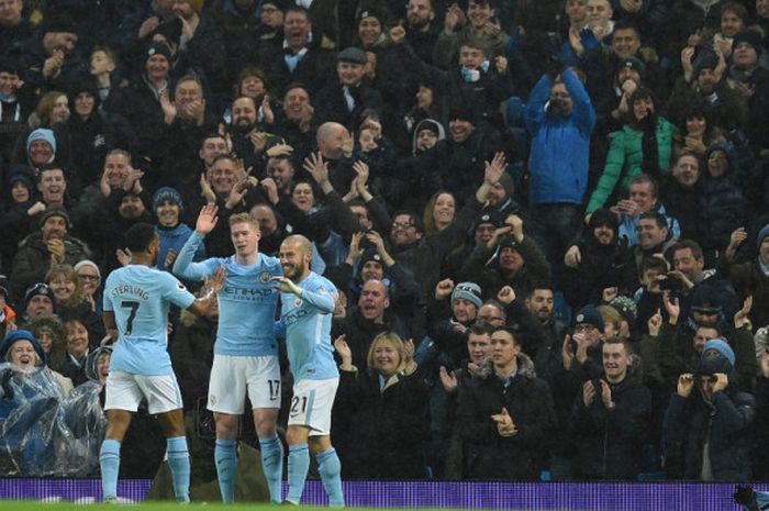 Para pemain Manchester City, Raheem Sterling (kiri), Kevin De Bruyne (tengah), dan David Silva, merayakan gol yang dicetak timnya ke gawang Watford dalam laga Liga Inggris di Stadion Etihad, Manchester, pada 2 Januari 2018.