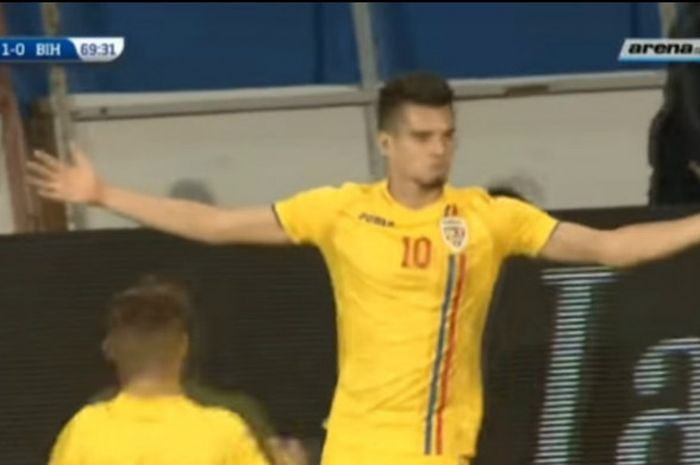 Pemain ROmania, Ianis Hagi, melakukan selebrasi seusai menjebol gawang Serbia dalam Kualifikasi Piala Eropa U-21 di Stadionul Central, Selasa (11/8/2018).