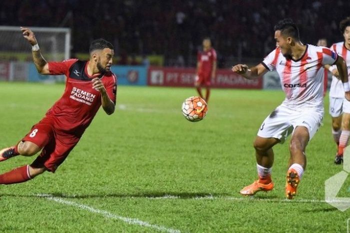 Striker Semen Padang, Marcel Sacramento (kiri) berhadapan dengan bek Persija, Gunawan Dwi Cahyo di Stadion H Agus Salim, Sabtu (3/9/2016) malam. 