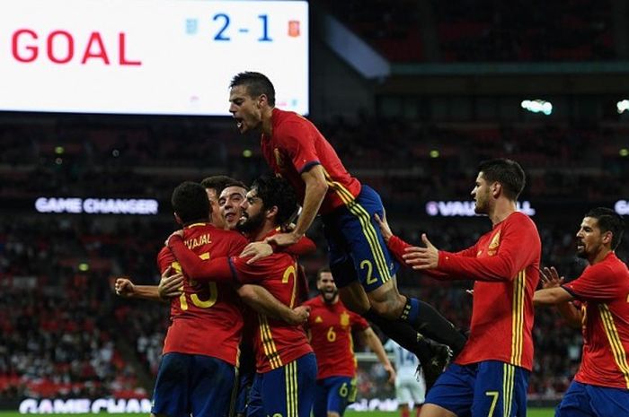 Para pemain Spanyol merayakan gol ke gawang Inggris dalam pertandingan persahabatan di Stadion Wembley, London, Inggris, 15 November 2016.