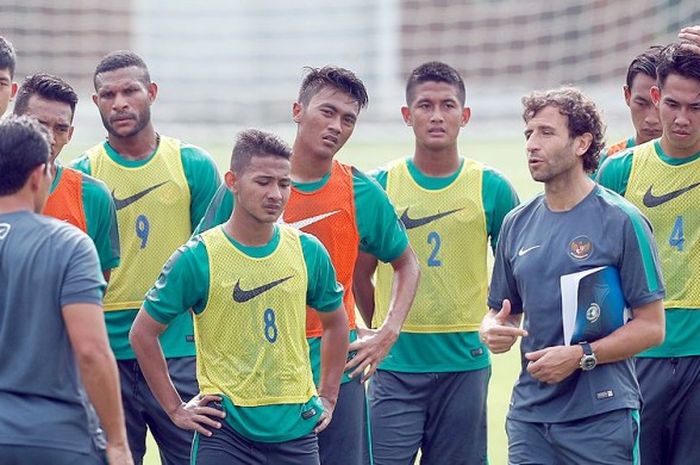 Pelatih timnas Indonesia, Luis Milla (kedua dari kanan), memberikan instruksi kepada peserta seleksi timnas U-22 yang dilangsungkan di SPH Karawaci, Kamis (23/2/2017).
