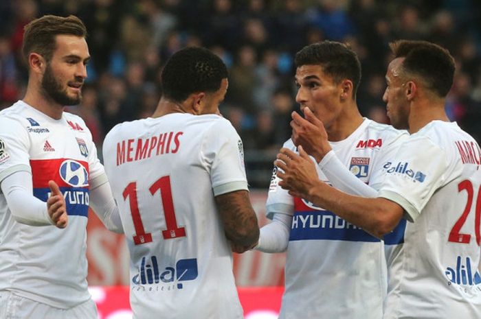 Pemain sayap kiri Olympique Lyon, Memphis Depay, merayakan gol yang dia cetak ke gawang Troyes dalam laga Liga Prancis di Stade de I'Aube, Troyes, pada 22 Oktober 2017.