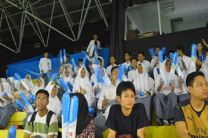 SMA Muhammadiyah 2 Yogyakarata saat mengahdiri pertandingan Badminton Worl Cup Junior Indonesia Vs Brasil, Senin (9/10/17) di Gor Amongrogo Yogyakarta