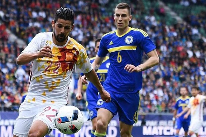 Aksi striker tim nasional Spanyol, Manuel Agudo Duran atau Nolito (kiri) saat menguasai bola dan mendapat kawalan dari pemain Bosnia Herzegovina, Ognjen Vranjes, dalam laga persahabatan jelang Piala Eropa 2016 di AFG Arena, St Gallen, Swiss, pada Minggu (29/5/2016).