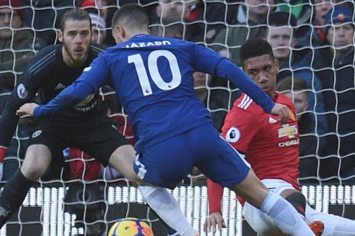     Pemain Manchester United, David De Gea (kiri) dan Chris Smalling (kanan), mengamati pergerakan gelandang Chelsea, Eden Hazard, dalam laga Liga Inggris di Stadion Old Trafford, Manchester, pada 25 Februari 2018.    