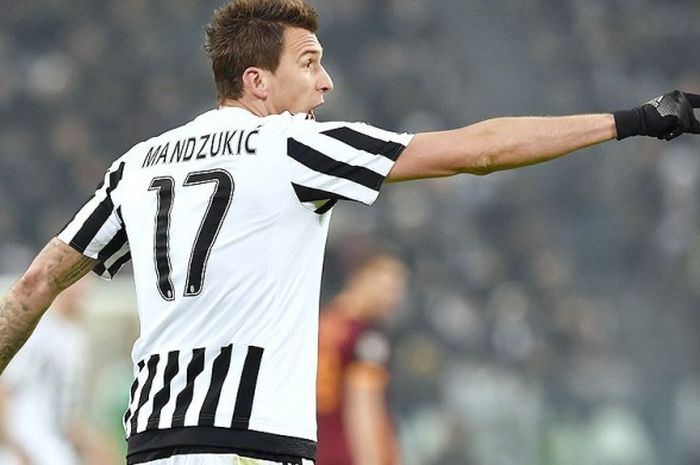 Aksi Mario Mandzukic saat Juventus melawan AS Roma di stadion Juventus Arena, 24 Januari 2016.