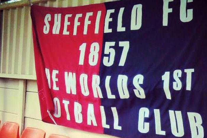 Sebuah spanduk terbentang untuk merayakan ulang tahun klub sepak bola tertua di dunia Sheffield FC.