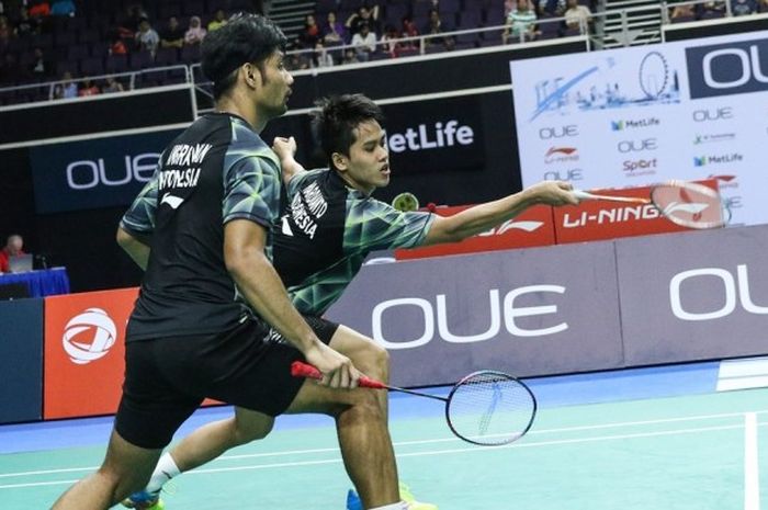 Pasangan ganda putra nasional, Berry Angriawan/Hardianto, saat menjalani pertandingan melawan unggulan kedua dari Malaysia, Goh V Shem/Tan Wee Kiong, pada babak perempat final Singapura Terbuka yang berlangsung di Singapore Indoor Stadium, Jumat (14/4/2017). Berry/Hardianto menang 21-15, 21-15.