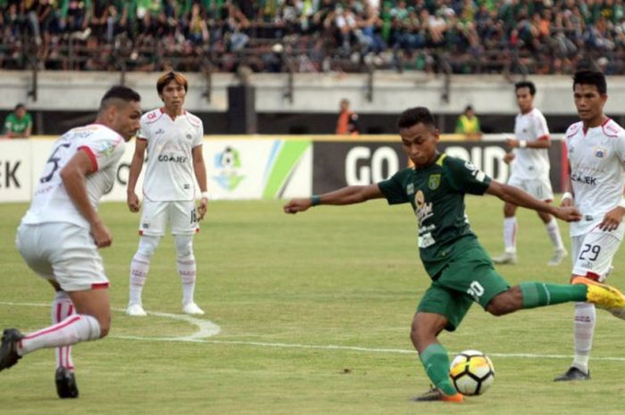 Pemain Persebaya, Osvaldo Haay, melepas tembakan pada pada laga Liga 1 2018 kontra Persija di Stadion Gelora Bung Tomo, Surabaya, Minggu (4/11/2018).