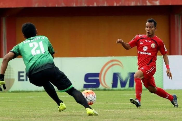 Gelandang mungil Semen Padang, Riko Simanjuntak (kanan) mencoba mengecoh kiper PSCS Cilacap, Ega Rizky pada laga kedua Grup E Piala Presiden 2017 di Stadion Gelora Ratu Pamelingan, Pamekasan, Selasa (14/2/2017).