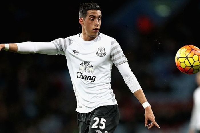 Aksi bek Everton, Ramiro Funes Mori, dalam pertandingan Premier League 2015-2016 menghadapi Aston Villa di Villa Park, Birmingham, Inggris, pada 1 Maret 2016.