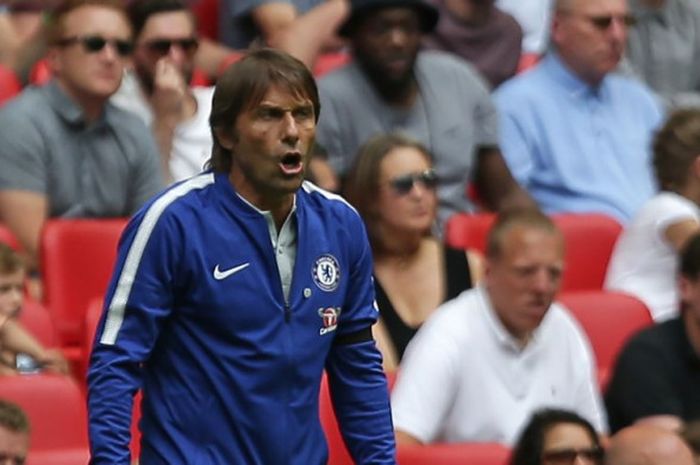  Pelatih Chelsea, Antonio Conte, memberikan instruksi pada laga Community Shield antara Arsenal dan Chelsea di Stadion Wembley, London, 6 Agustus 2017. 