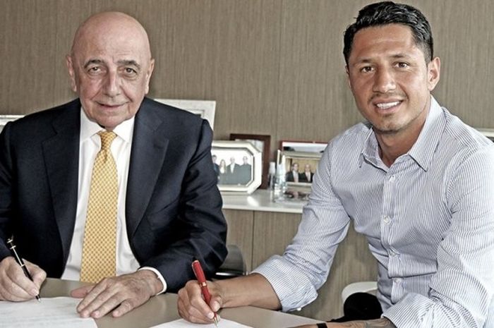 Gianluca Lapadula (kanan) bersama Wakil Presiden AC Milan, Adriano Galliani, saat menandatangani kontrak untuk Rossoneri, 24 Juni 2016.