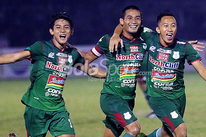                 Gelandang PSMS Medan, Legimin Raharjo (tengah), melakukan selebrasi seusai mencetak gol ke gawang PSM Makassar dalam laga pekan ke-17 Liga 1 2018 di Stadion Teladan, Senin (23/7/2018).                