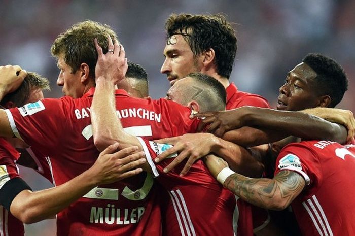 Pemain Bayern Muenchen merayakan gol saat melawan Bremen dalam laga lanjutan Liga Jerman 2016-2017 di Munich, (26/8/2016).