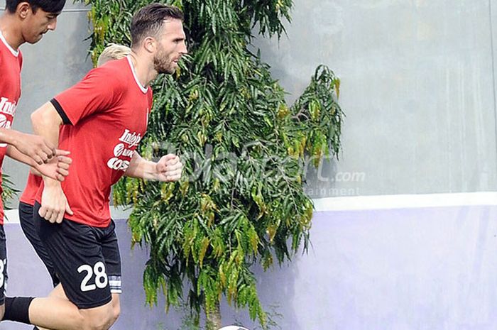 Penyerang Bali United, Ilija Spasojevic, melakukan latihan fisik di Lapangan Banteng, Seminyak, pada Rabu (3/1/2018) sore.