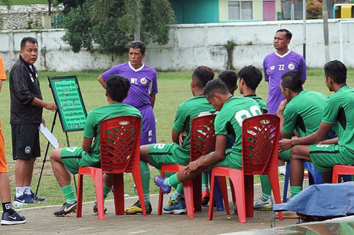 Pelatih Semen Padang, Syafrianto, memberi arahan kepada pemainnya menjelang laga persahabatan menghadapi PS GAS di Lapangan Talawi Sawahlunto, Sabtu (10/2/2018) sore.