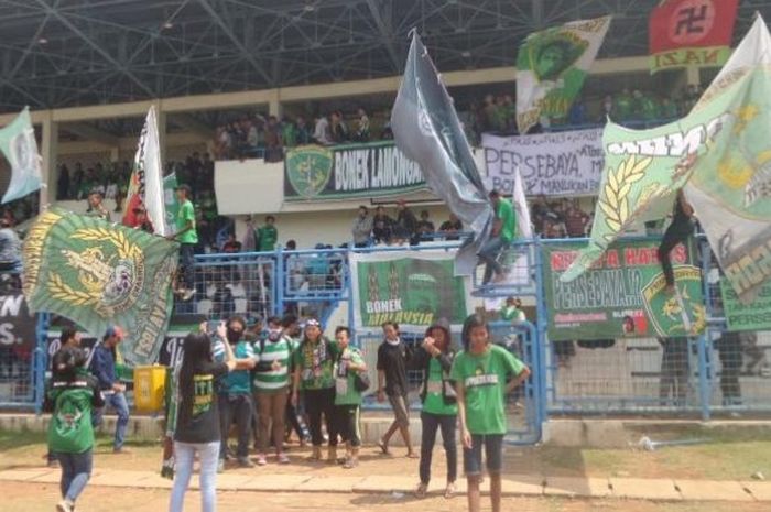 Selasa (2/8/2016), ratusan pendukung Persebaya Surabaya, Bonek tiba di Stadion Tugu, Jakarta Utara