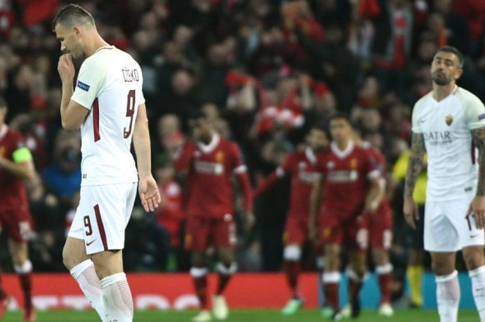 Penyerang AS Roma, Edin Dzeko, dan rekan satu timnya, Aleksandar Kolarov lesu di saat pemain Liverpool melakukan selebrasi setelah Mohamed Salah mencetak gol  pada laga leg pertama semifinal Liga Champions di Stadion Anfield, Selasa (24/4/2018) waktu setempat.