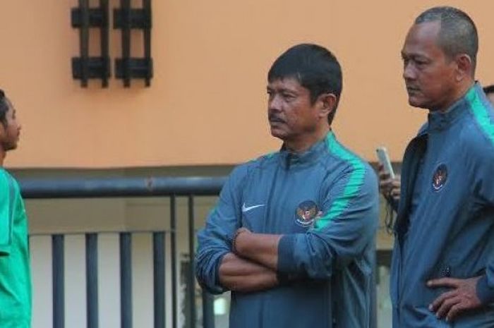 Pelatih timnas U-19, Indra Sjafri bersama pelatih kiper Jarot Supriyadi (kanan) saat menyeleksi pemain untuk timnya di Stadion Utama Riau, Pekanbaru, Kamis (9/3/2017). 