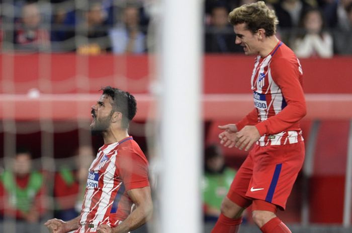 Diego Costa (kiri) merayakan gol yang ia cetak bersama tandemnya di lini depan Atletico Madrid, Antoine Griezmann (kanan), dalam laga kontra Sevilla di Stadion Ramon Sanchez Pizjuan, Senin (26/2/2018).