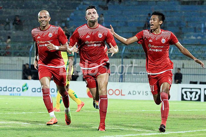 Penyerang Persija Jakarta, Marko Simic (tengah), merayakan gol bersama rekan setimnya dalam laga hari kedua Suramadu Super Cup 2018 melawan Kedah FA di Stadion Gelora Bangkalan, Jawa Timur, Selasa (9/1/2018) malam WIB.