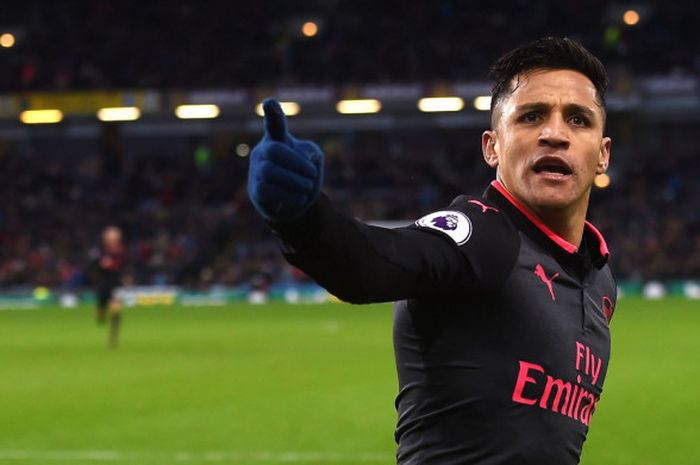 Pemain Arsenal, Alexis Sanchez, merayakan gol yang dia cetak ke gawang Burnley dalam laga Liga Inggris di Stadion Turf Moor, Burnley, pada 26 November 2017.