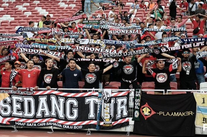 Suporter Indonesia dari berbagai daerah saat memberikan dukungan kepada Timnas U-23 Indonesia di National Stadium Singapore