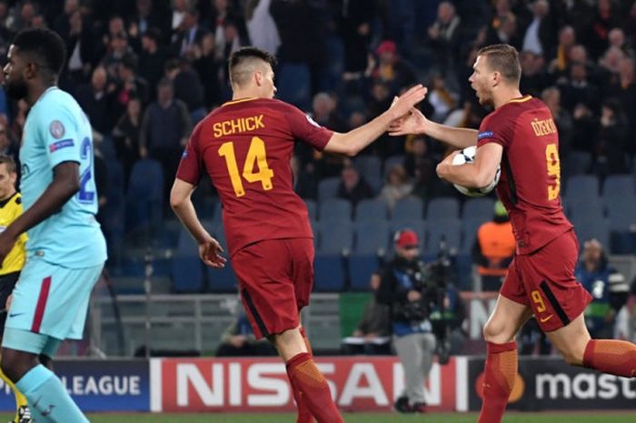 Penyerang AS Roma, Edin Dzeko (kanan), merayakan golnya bersama Patrik Schick dalam laga leg kedua perempat final Liga Champions kontra FC Barcelona di Stadion Olimpico, Roma, Italia pada 10 April 2018.